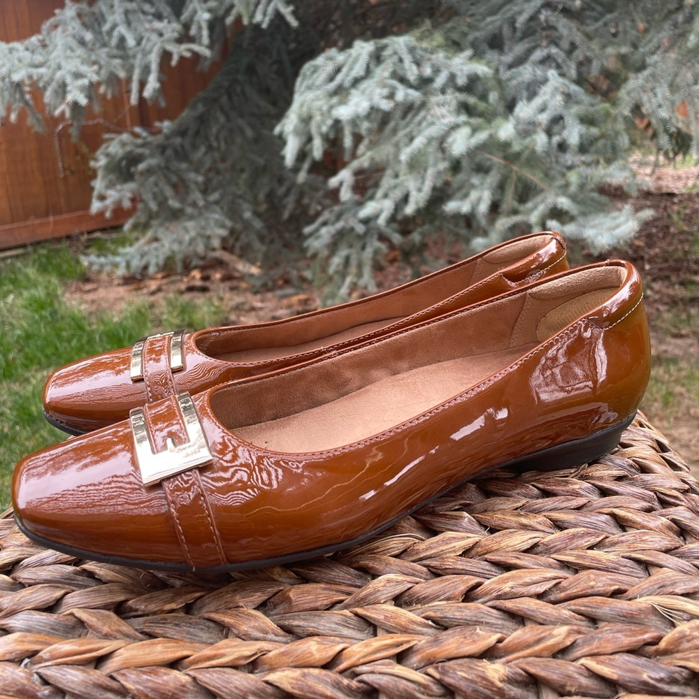 Clarks Caramel Brown Patent Leather Flat Slip on Loafer w Gold Buckle Detail